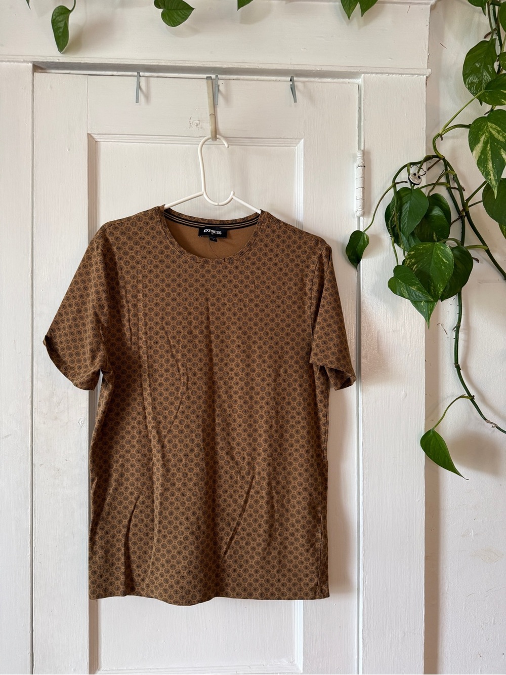 Express Men’s Brown Geometric Short Sleeve Tee size M